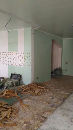 Гостинная до ремонта, демонтирован паркет, демонтировано покрытие стен и потолка г. Волжский.