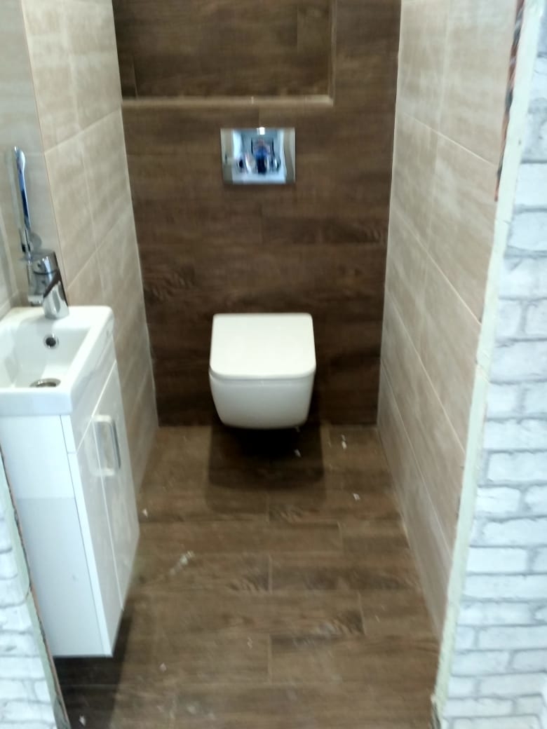 Туалет после ремонта, в нише с трубами установлена раковина с гигиеническим душем. улица Шумского.