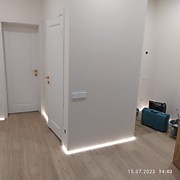 "Парящий" плинтус смонтирован